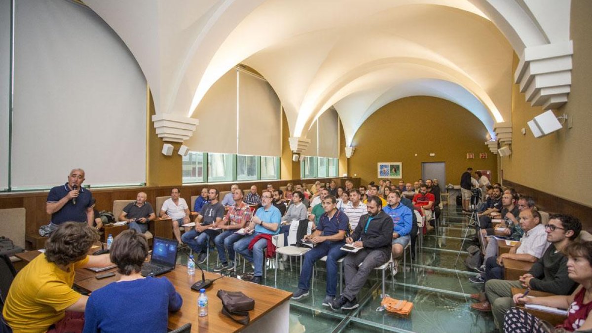 Los asistentes atienden a una de las ponencias celebrada en el Monasterio de San Agustín.-SANTI OTERO