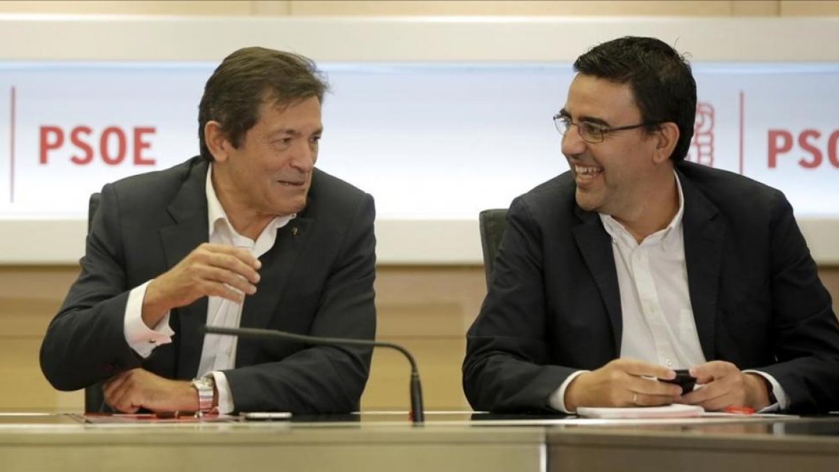 Javier Fernández, presidente de la gestora del PSOE, junto a Mario Jiménez, vocal.-JOSÉ LUIS ROCA