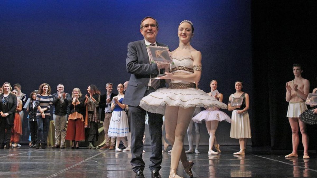 El alcalde de Torrelavega, José Manuel Cruz Viadero, entrega el galardón a Beatriz Gijón tras la final celebrada el domingo.-Ayuntamiento de Torrelavega