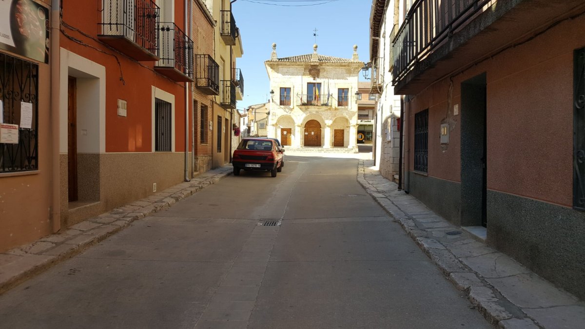 Las calles de Sotillo ayer, completamente vacías. L. V.