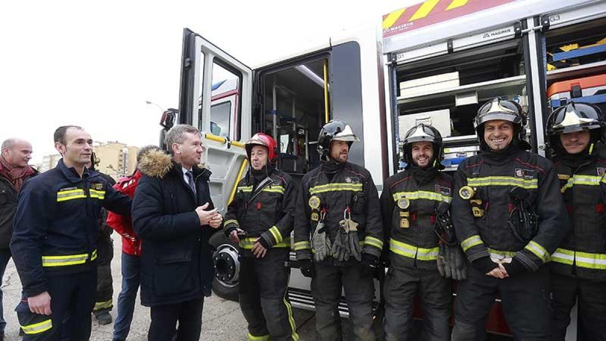 Miguel Ángel Extremo y Javier Lacalle, junto a efectivos del parque de Bomberos y el nuevo camión.-RAÚL G. OCHOA