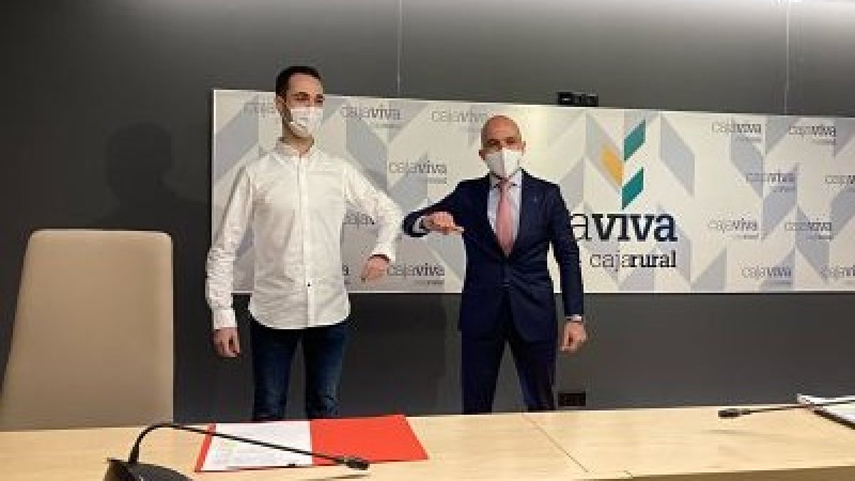 Álvaro Peso y Javier Casado, se saludan tras firmar el convenio. AJE