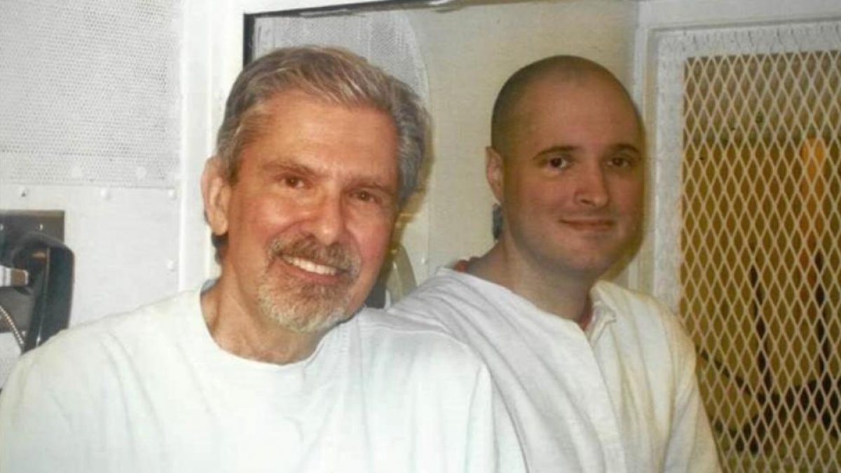 Kent Whitaker, a la izquierda, su hijo Bart durante una visita que le hizo a la cárcel.-/ FAMILY HANDOUT