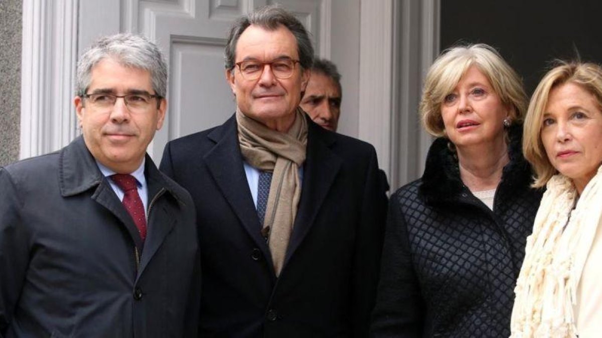 Francesc Homs junto a Artur Mas, Irene Rigau y Joana Ortega a las puertas del Tribunal Supremo.-JUAN MANUEL PRATS