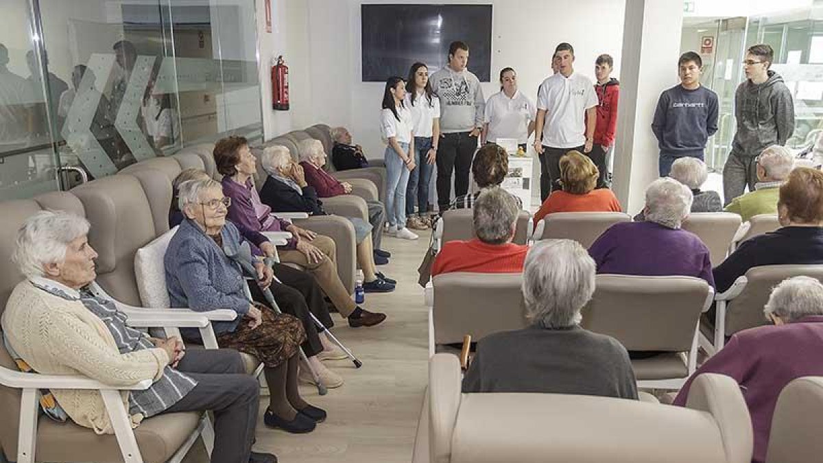 Alumnos del colegio Blanca de Castilla acudieron a la residencia para explicar el proyecto.-SANTI OTERO