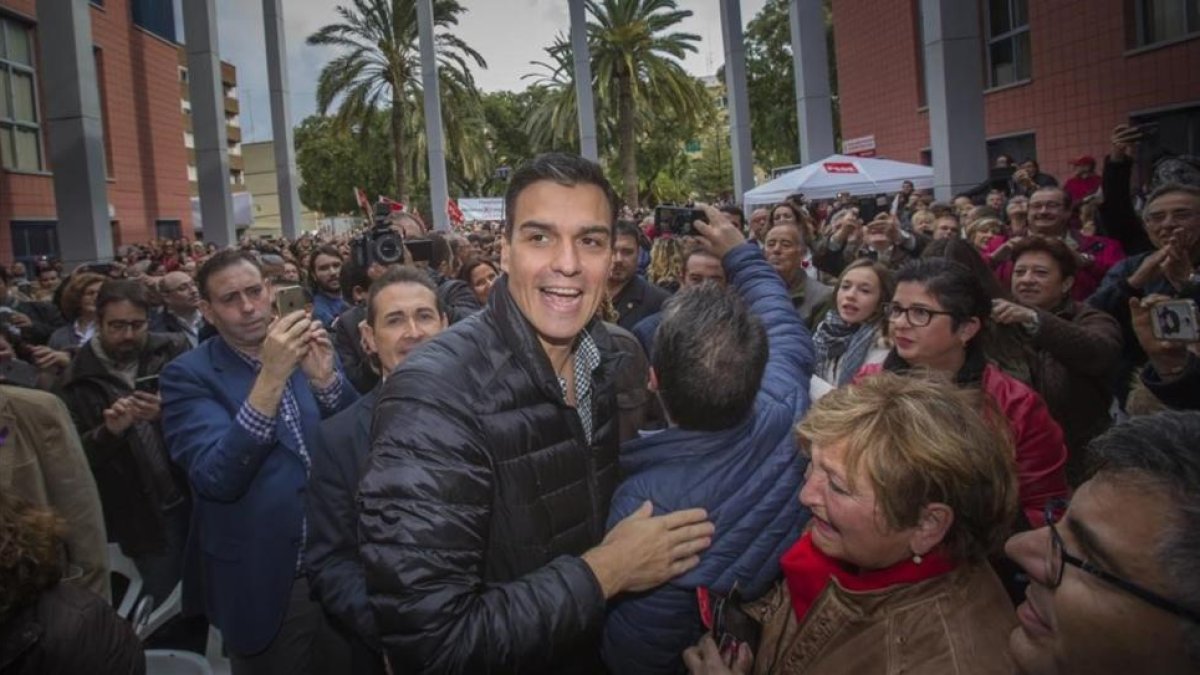 Pedro Sánchez durante el inicio de su gira en Xirivella, Valencia.-MIGUEL LORENZO