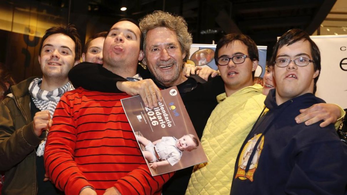 El cantautor Miguel Ríos acude a la presentación del calendario solidario de Amidown León-Ical