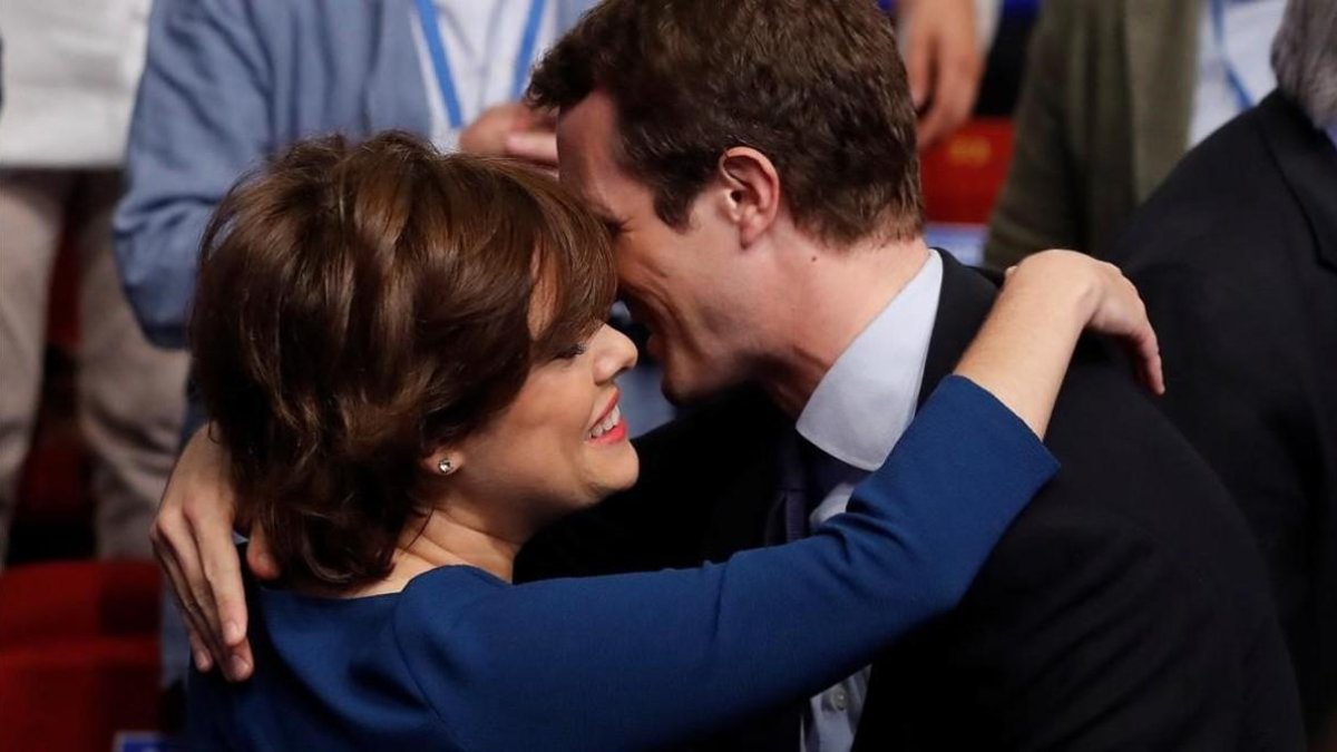 Santamaría y Casado se saludan en el congreso del PP.-JUAN CARLOS HIDALGO / EFE