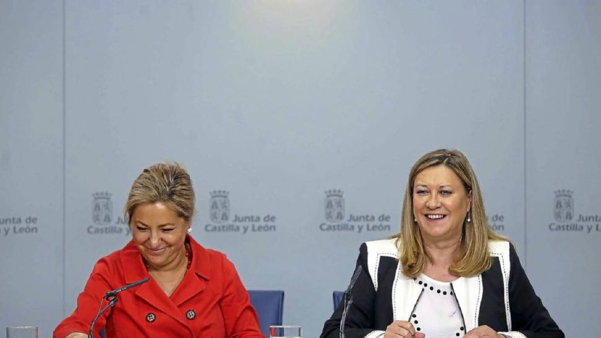 La vicepresidenta, Rosa Valdeón, y la consejera de Hacienda, Pilar del Olmo, ayer, tras el Consejo.-Ical