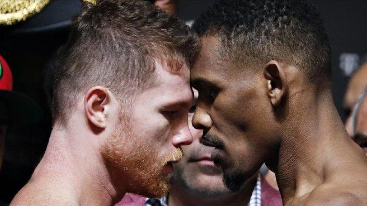 Canelo Álvarez y Daniel Jacobs chocan sus cabezas en el tumultuoso y ruidoso pesaje de ayer en Las Vegas.-AP / JOHN LOCHER