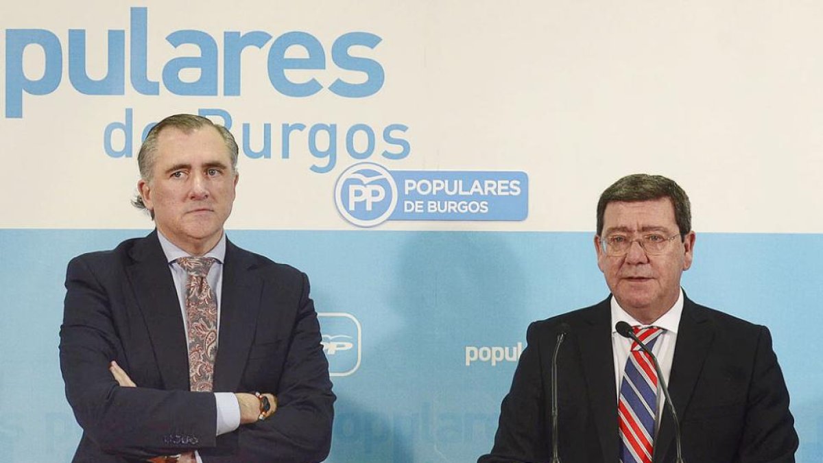 El presidente provincial, César Rico y el coordinador de las ponencias del PP de Burgos, Víctor Arnáiz.-ICAL