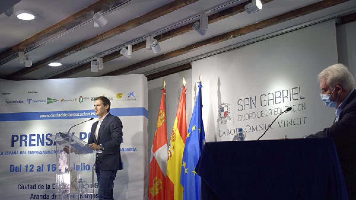 El fundador de Ciudadanos en su intervención ayer en La Aguilera donde fue presentado por Jose Ignacio Delgado . L. VELÁZQUEZ