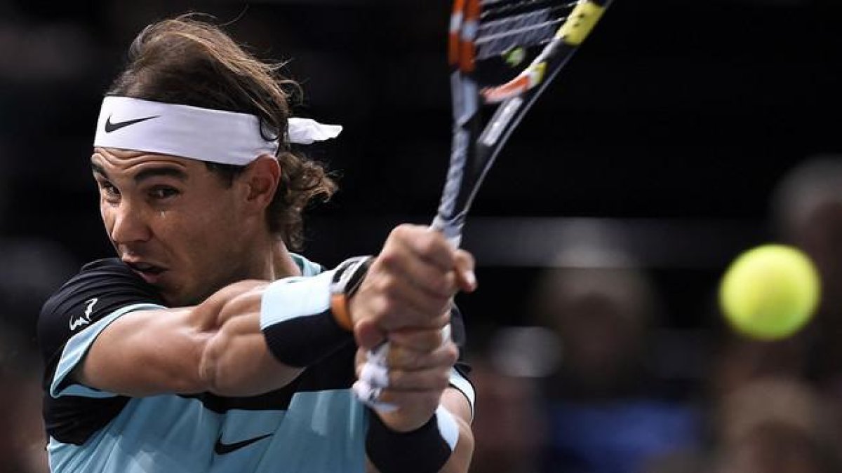 Rafael Nadal, en un momento del partido contra Lukas Rosol, en el Master 1.000 de París.-AFP / MIGUEL MEDINA