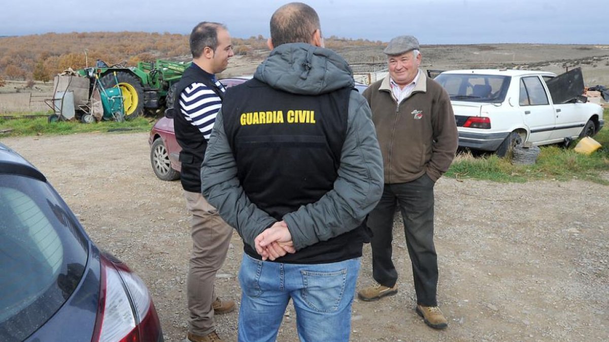 Los agentes conversan con un ganadero en una de sus visitas diarias.-ISRAEL L. MURILLO
