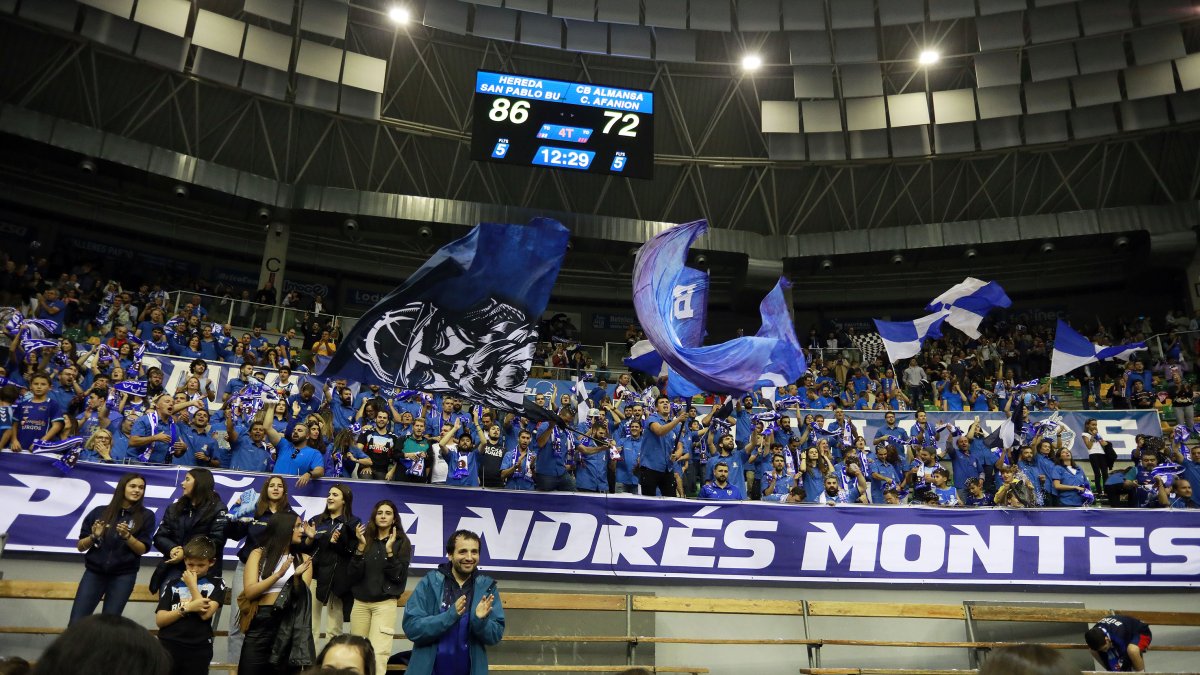 La afición arropa al equipo en el Coliseum