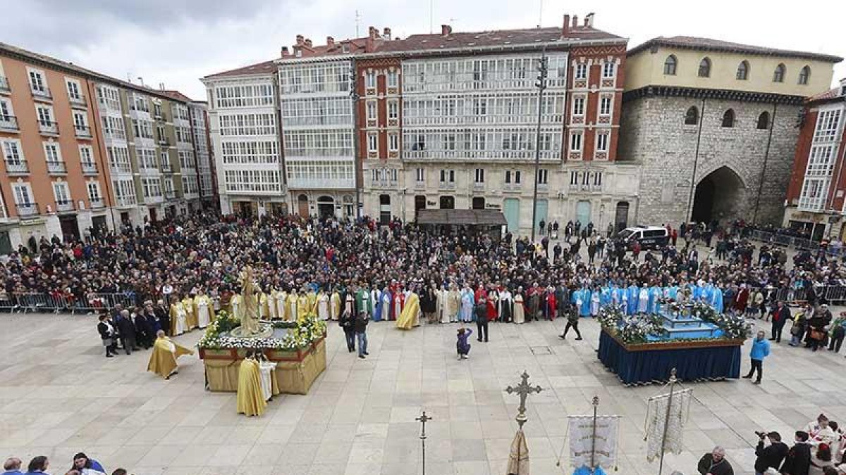 Una multitud se congregó en la plaza del Rey San Fernando en el tramo final de la procesión.-RAÚL OCHOA
