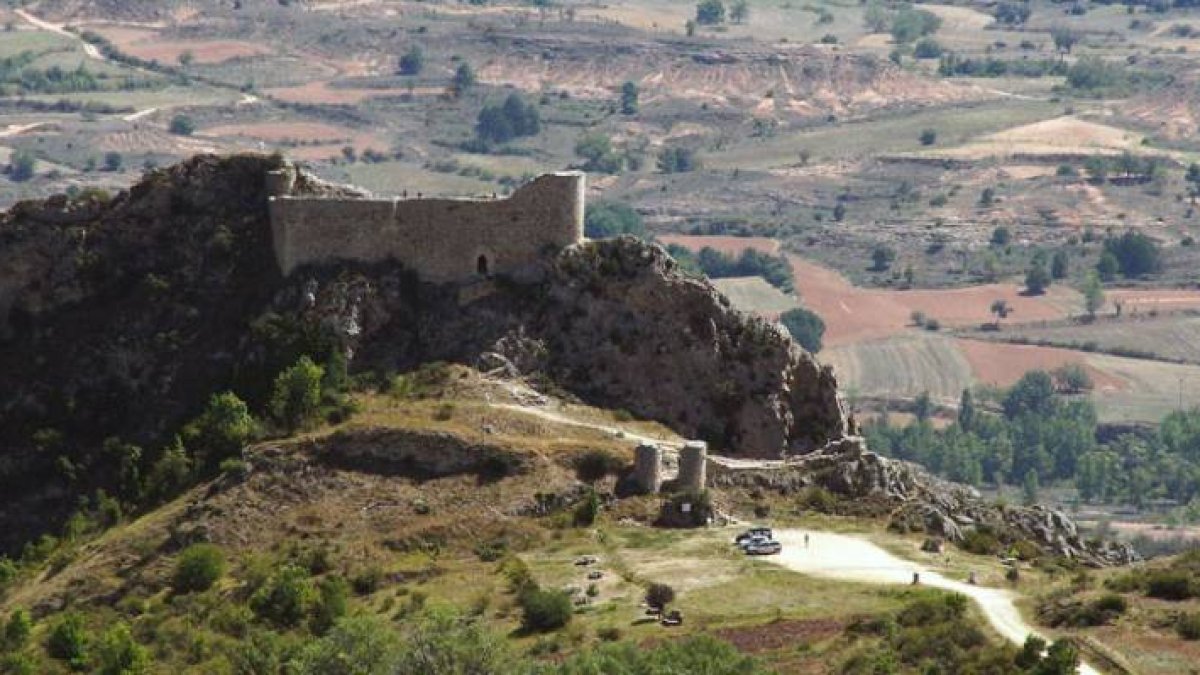 Desde el castillo de Poza de la Sal se domina el paisaje de buena parte de la comarca burebana.-G. G.