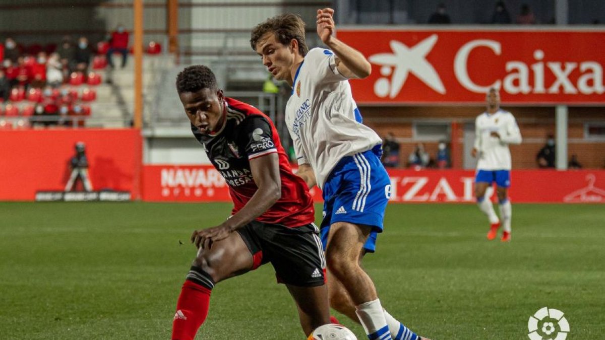 Arroyo gana el duelo al jugador del Zaragoza Francho. LALIGA