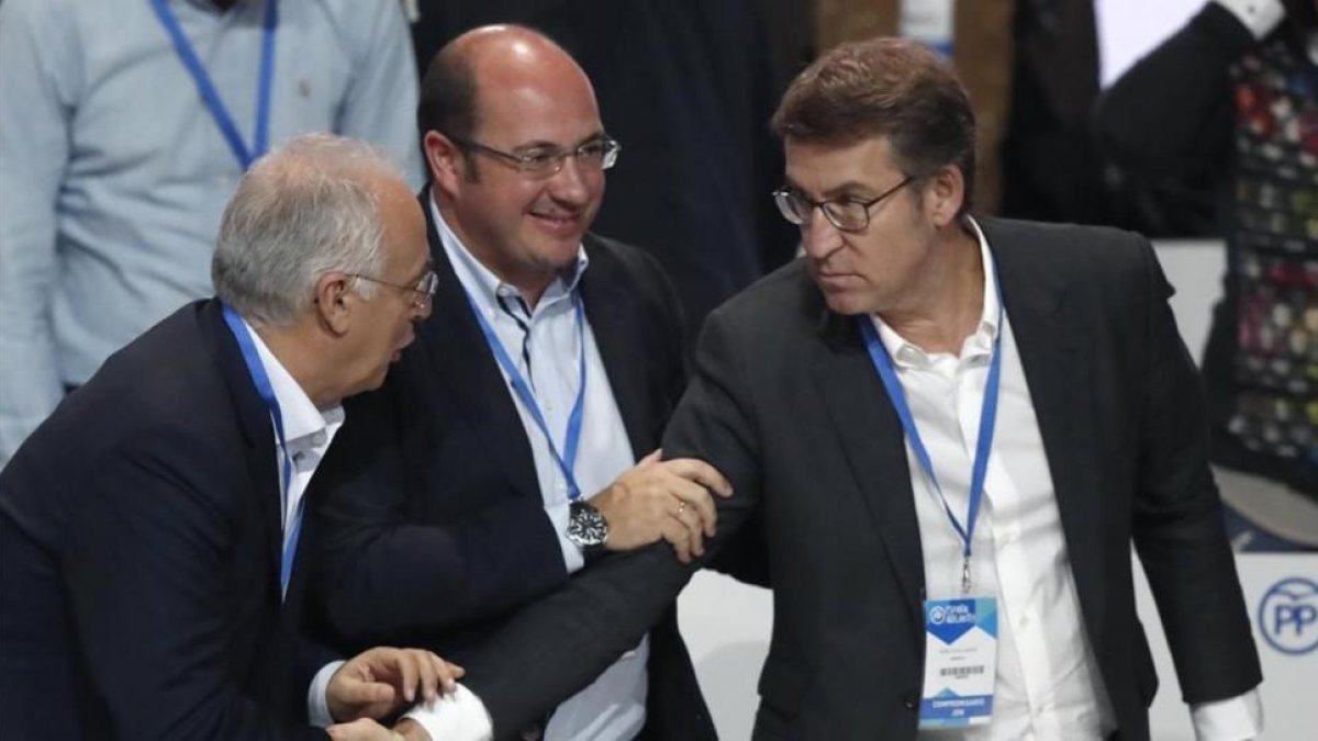 El presidente de Murcia, Pedro Antonio Sánchez (centro), saluda al presidente gallego, Alberto Núñez Feijóo, y al de La Rioja, José Ignacio Carniceros, este fin de semana en el congreso del PP.-EFE / JAVIER LIZÓN