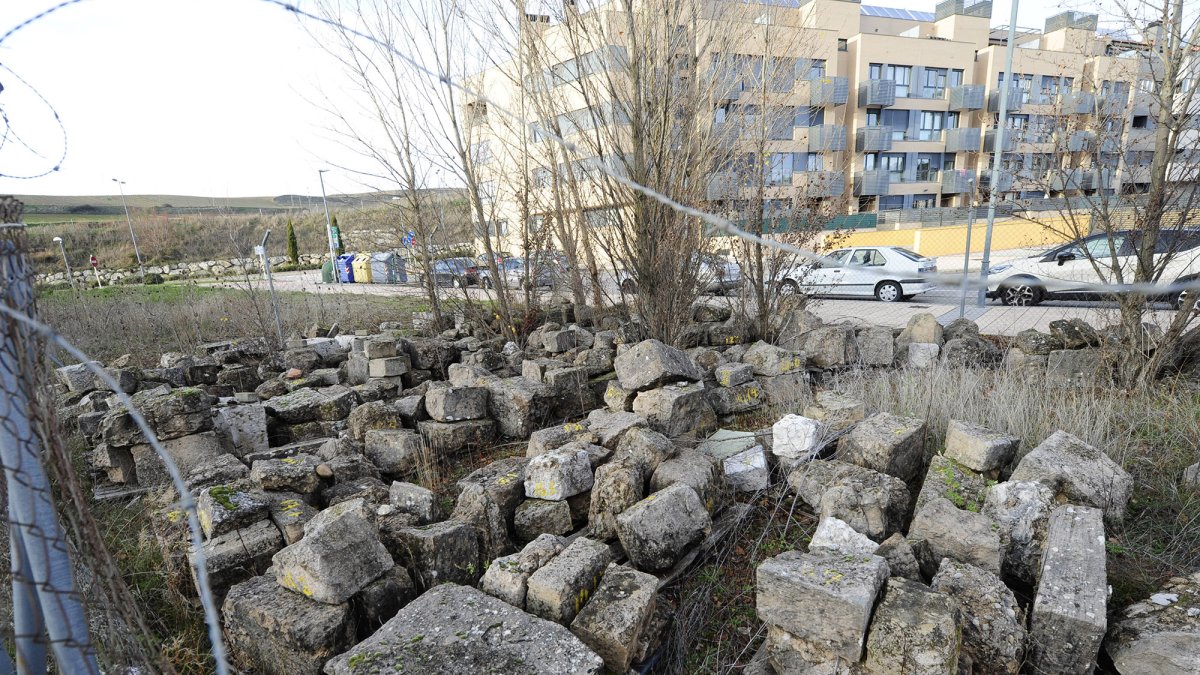 Los sillares de la ermita de Las Rebolledas, ubicadas en la plaza Jesús María Jabato, ya han perdido la marca que identificaba su posición. ISRAEL L. MURILLO
