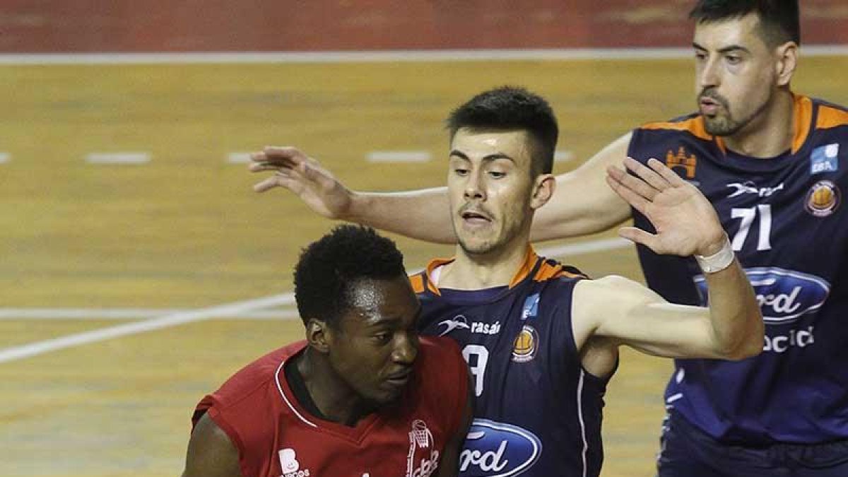 Akodo intenta superar la defensa de Sanchón.-SANTI OTERO