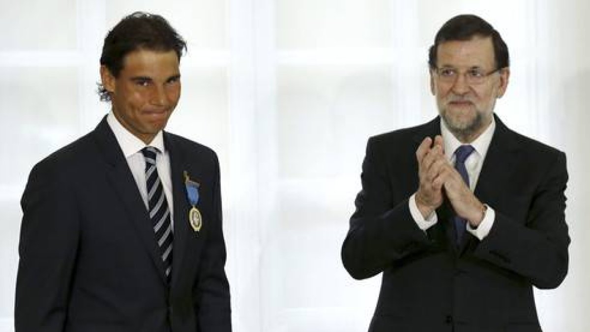 Mariano Rajoy aplaude a Rafa Nadal tras imponerle la Medalla de Oro al Mérito al Trabajo, en la Moncloa.-EFE