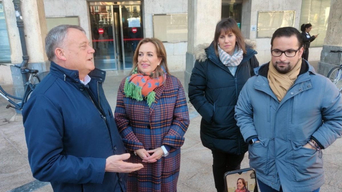 La candidata charla con miembros del partido. ECB