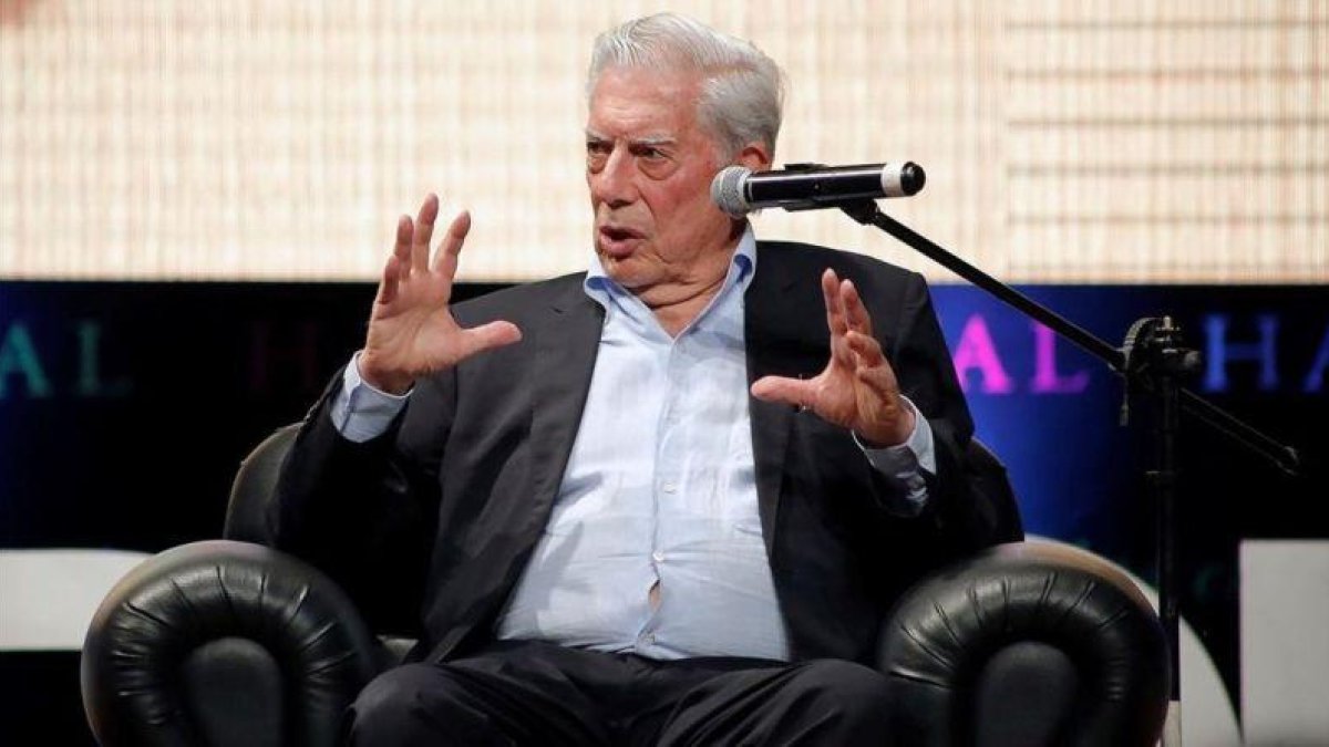 Mario Vargas Llosa participa este lunes en una charla en el Hay Festival en Arequipa (Perú).-EFE