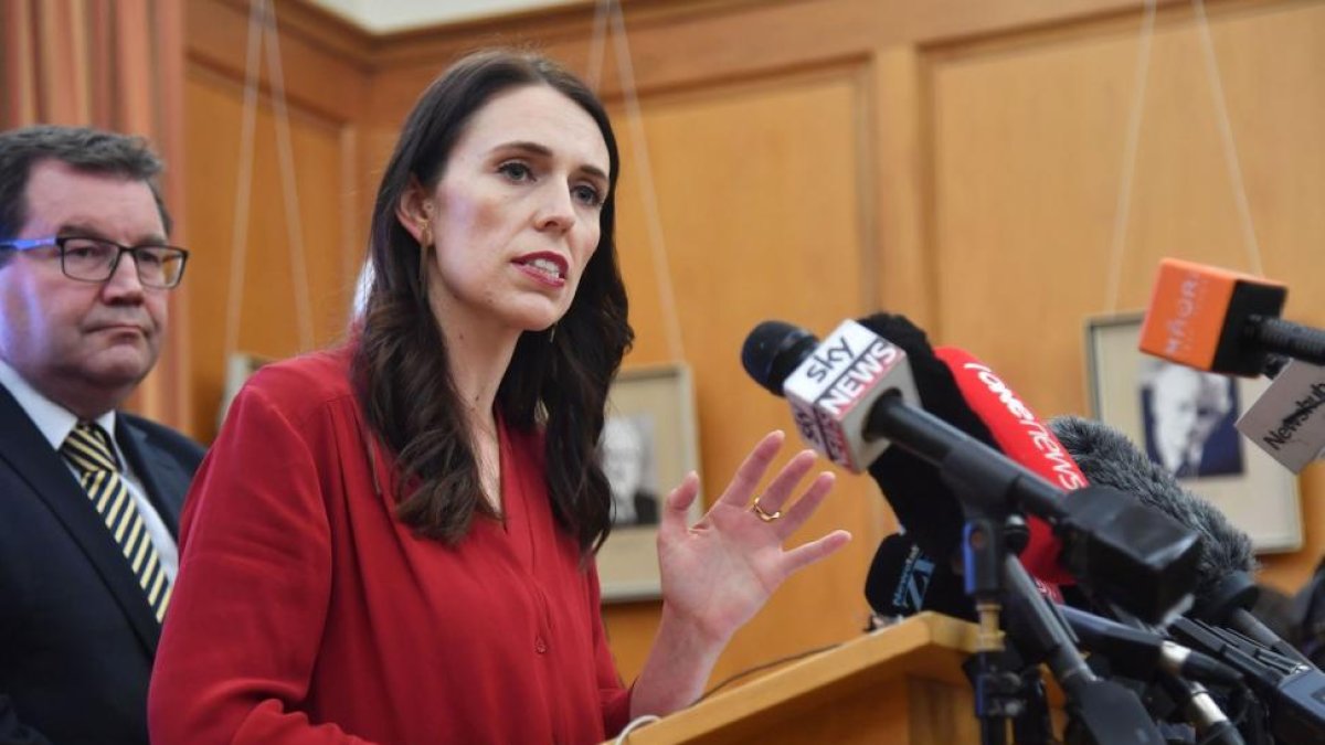 La primera ministra de Nueva Zelanda, Jacinda Ardern, durante una rueda de prensa en el Parlamento en Wellington, la capital del país.-/ AFP / MARTY MELVILLE (AFP)