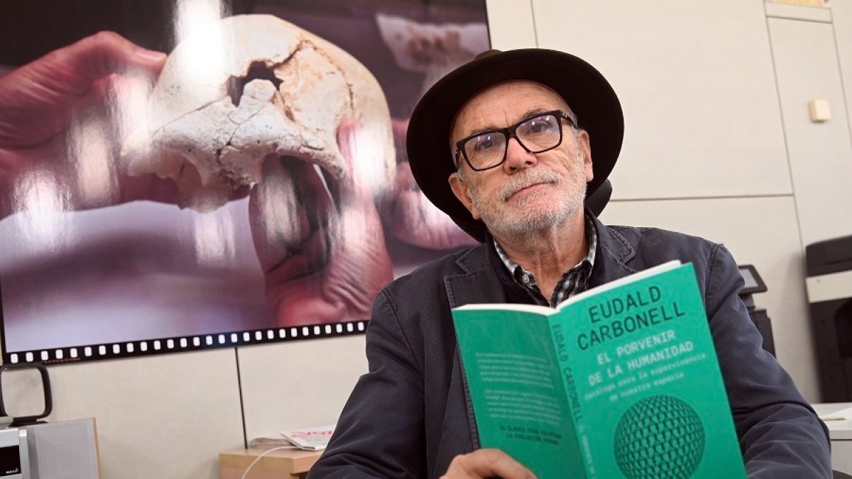 Eudald Carbonel con un ejemplar de su último libro: 'El porvenir de la humanidad'. ICAL