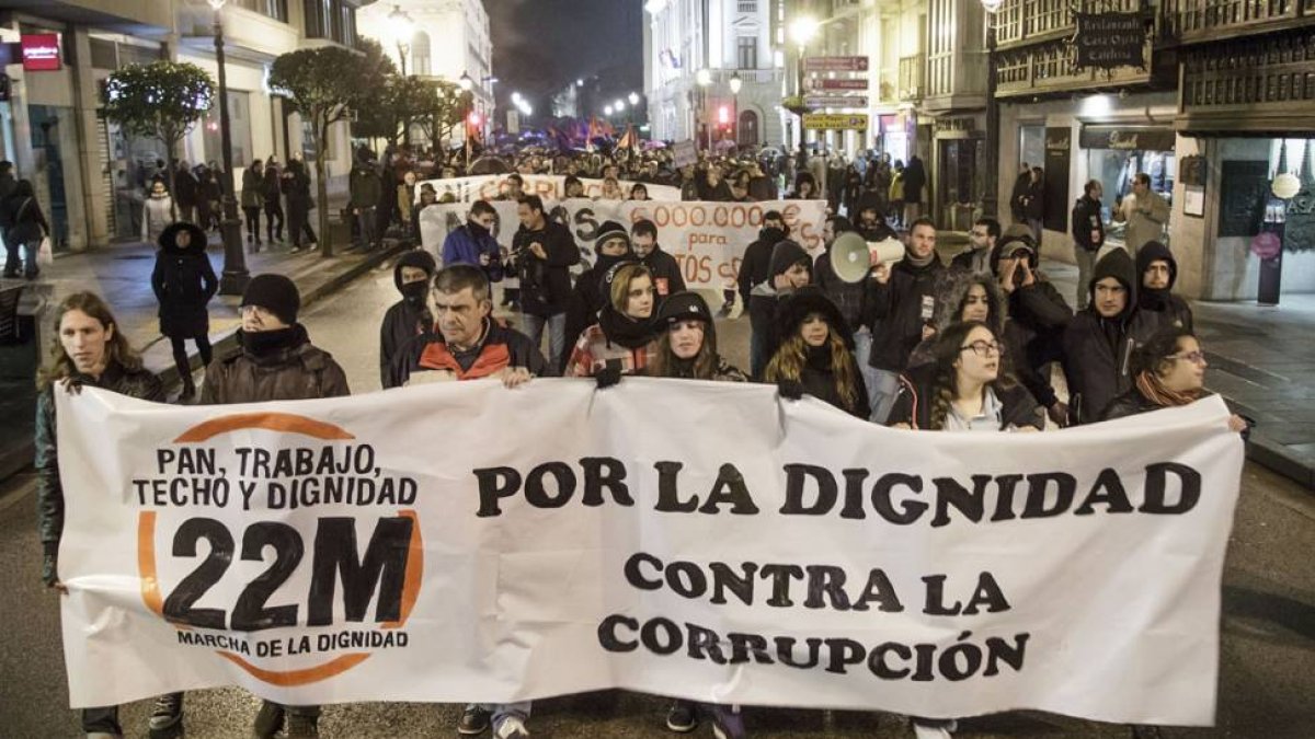 Cabeza de la manifestación a su paso por la calle Vitoria.-SANTI OTERO