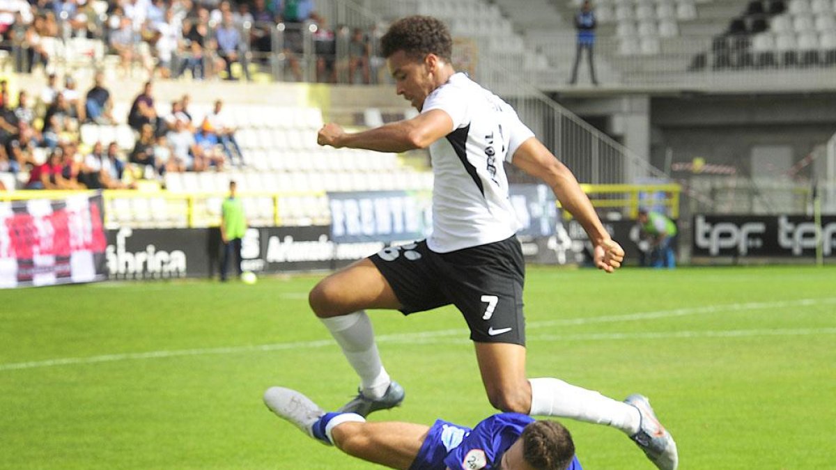 Donovan Wilson esquiva la entrada de un jugador del Alavés B-Israel L. Murillo