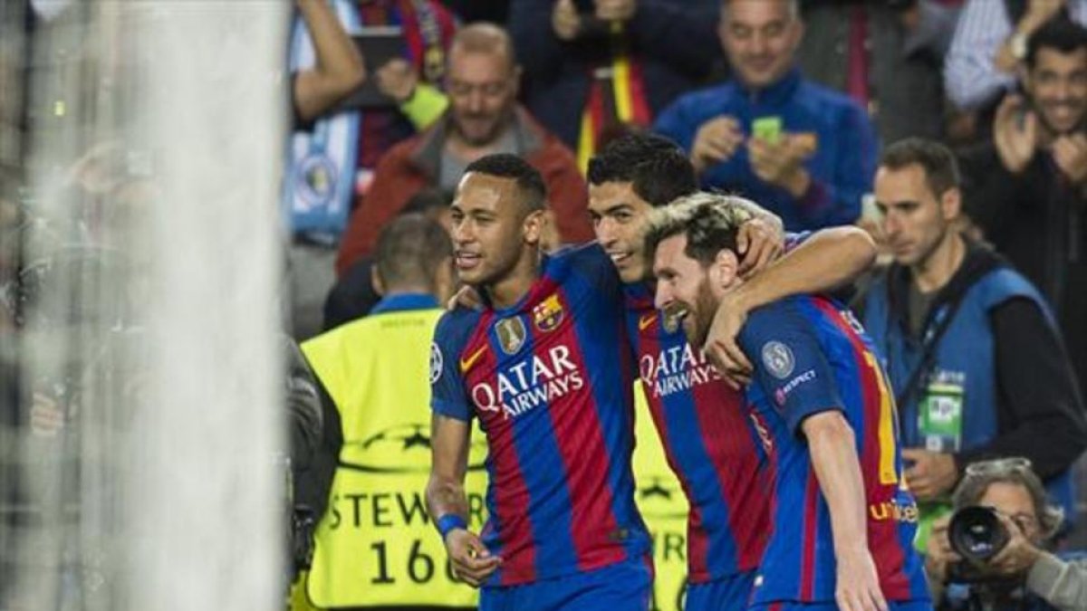 Neymar, Suárez y Messi se abrazan después de un hacerle un gol al City.-JORDI COTRINA