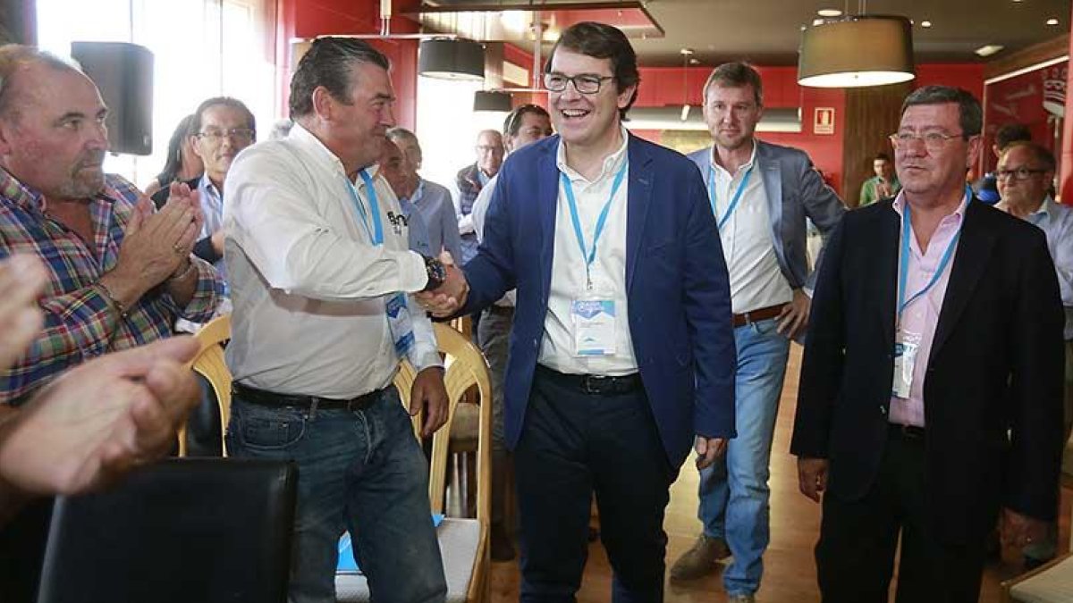 Alfonso Fernández-Mañueco y César Rico saludan a los afiliados antes de empezar el congreso del PP en Burgos-Oeste.-RAÚL G. OCHOA
