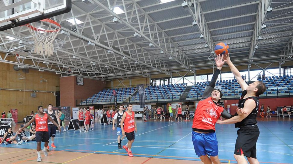 Imagen general del polideportivo José Luis Talamillo, ayer, durante el 3x3 Moncor.-ISRAEL L. MURILLO