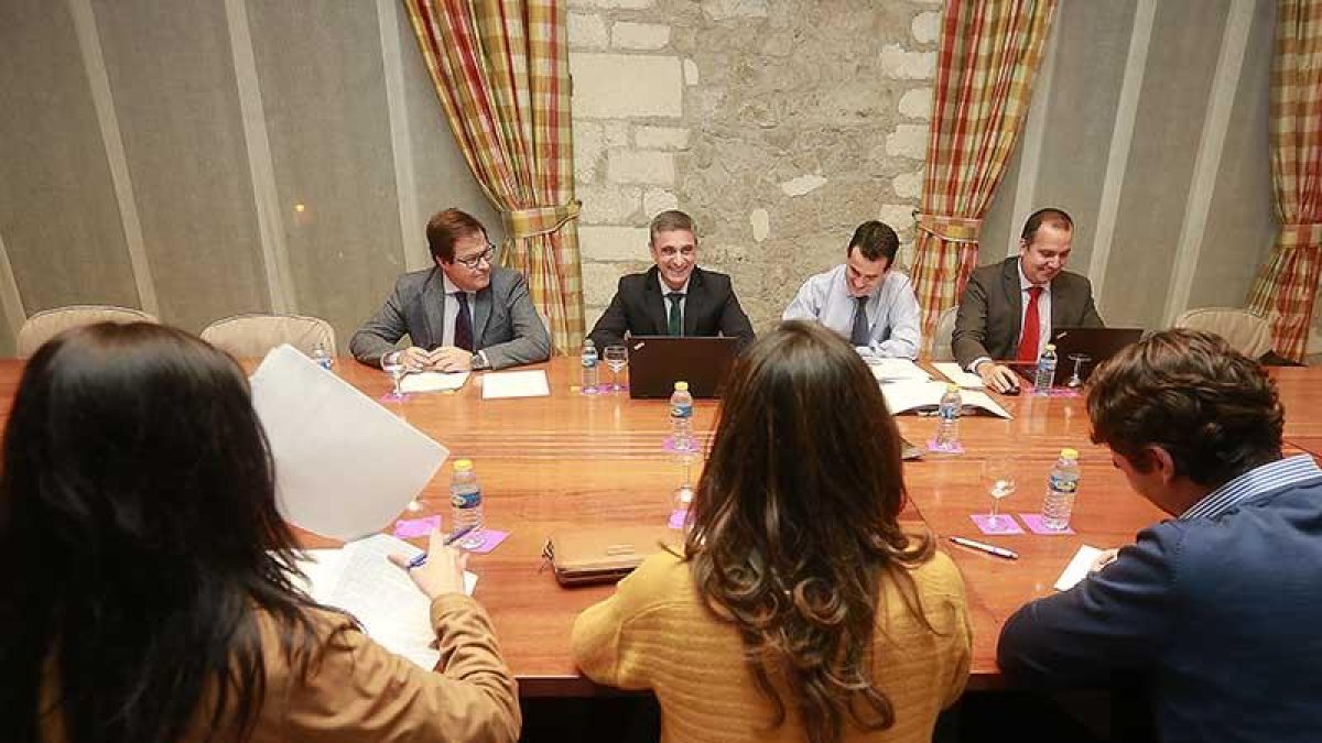 Miembros del Consorcio de Villalonquéjar en la reunión que mantuvieron ayer.-RAÚL G. OCHOA