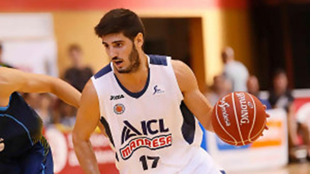 Álex Barrera sube el balón durante un partido.-BASQUET MANRESA