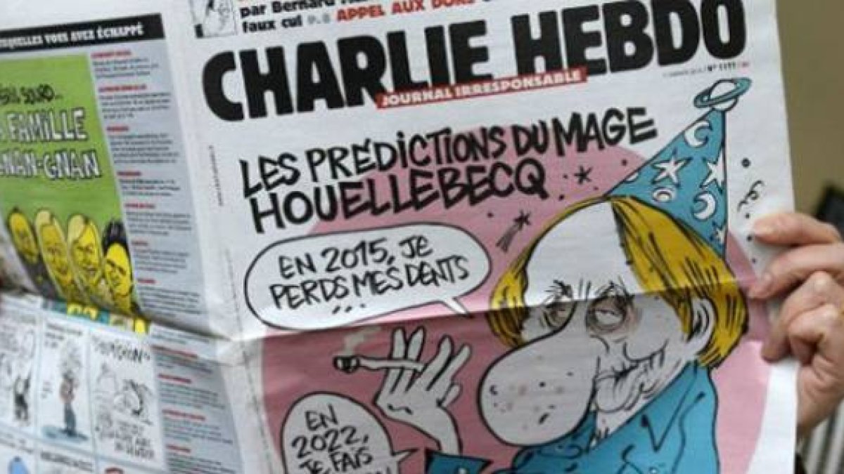 Un lector, con el número de la revista 'Charlie Hebdo'.-