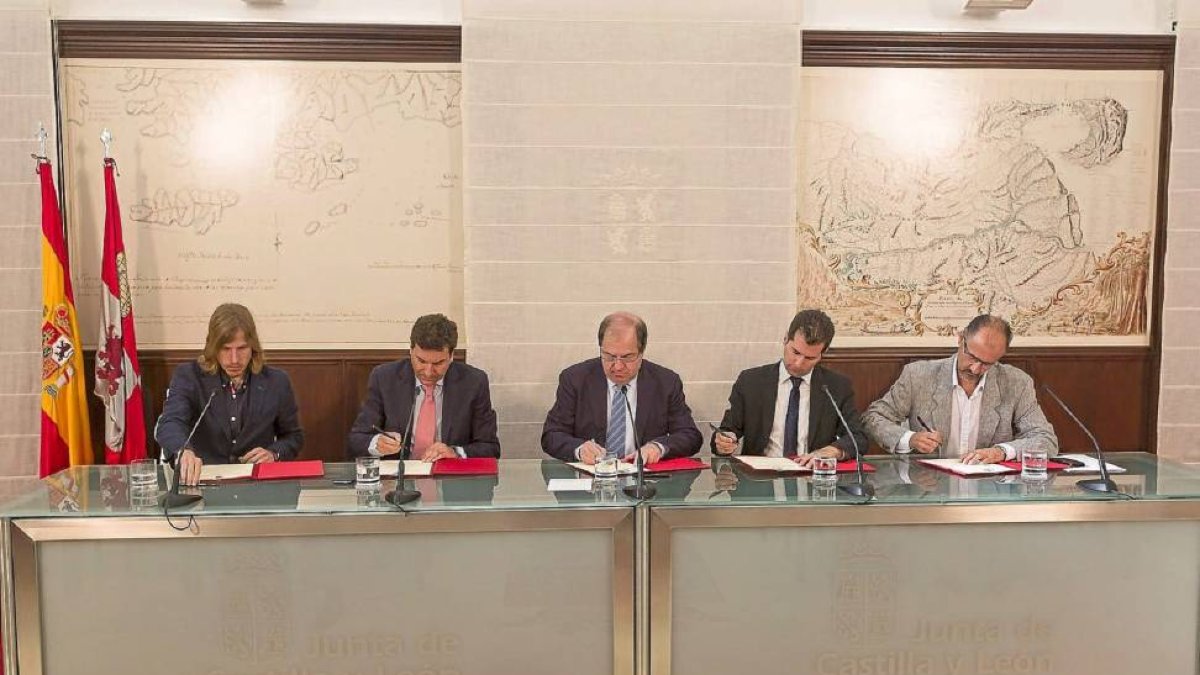 Pablo Fernández (Podemos), Carlos Fernández Carriedo (PP), Juan Vicente Herrera, Luis Tudanca (PSOE) y Luis Fuentes (Ciudadanos) en la firma.-Pablo Requejo