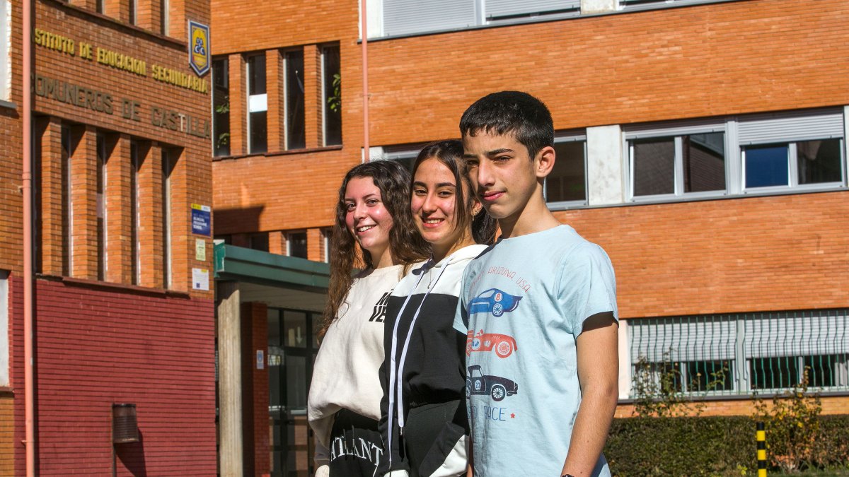 Tres de los cuatro alumnos que han creado el vídeo seleccionado en el patio del IES Comuneros de Castilla. TOMÁS ALONSO