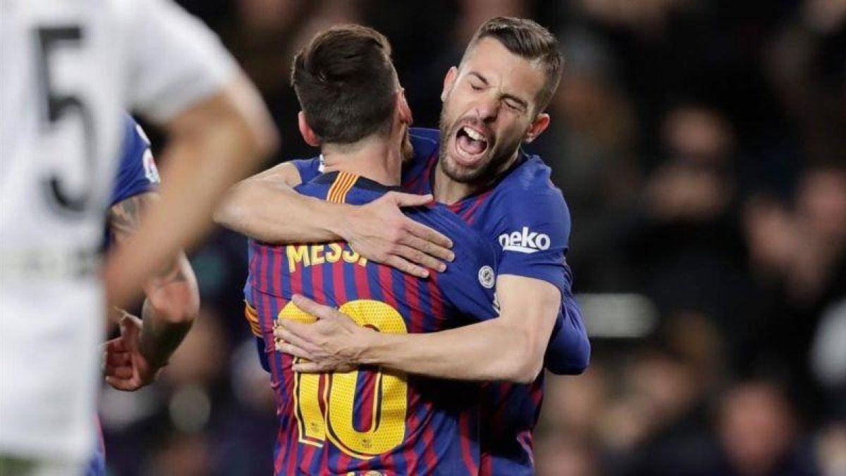 Messi y Jordi Alba se abrazan tras marcar el futbolista argentino el sábado pasado en el Camp Nou.-EL PERIÓDICO