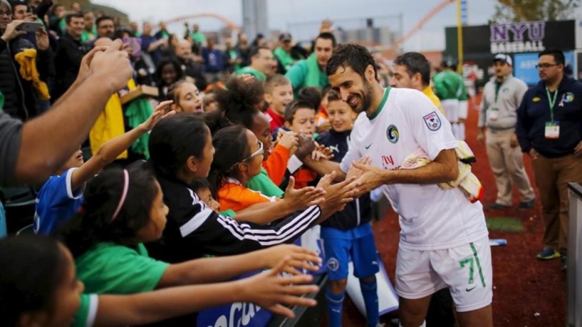 Raúl, en un acto con niños durante un partido con el Cosmos del 2015.-