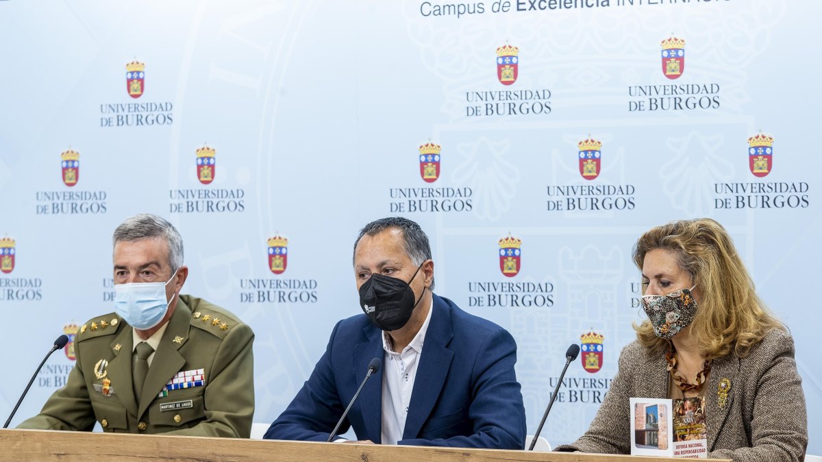 Javier Martínez de Lagos (subdelegado de Defensa en Burgos), Santiago Bello (decano de Derecho) y María Cristina Rodríguez (coordinadora) durante la presentación de las jornadas de Derecho, Política y Defensa. SANTI OTERO