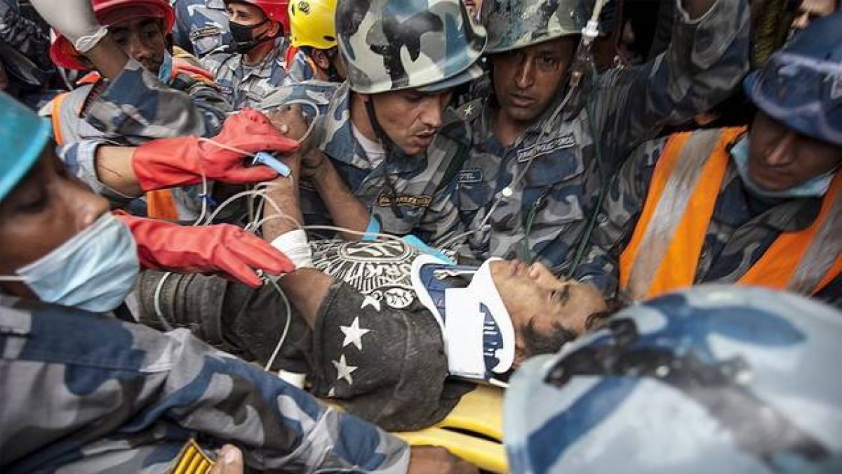 Pemba Tamang, de 15 años, es evacuado en camilla tras ser rescatado por la policía.-Foto: EFE / HEMANTA SHRESTHA