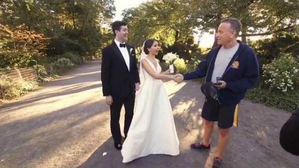 Tom Hanks saluda a Ryan y Elisabeth en el día de su boda.-ATLAS