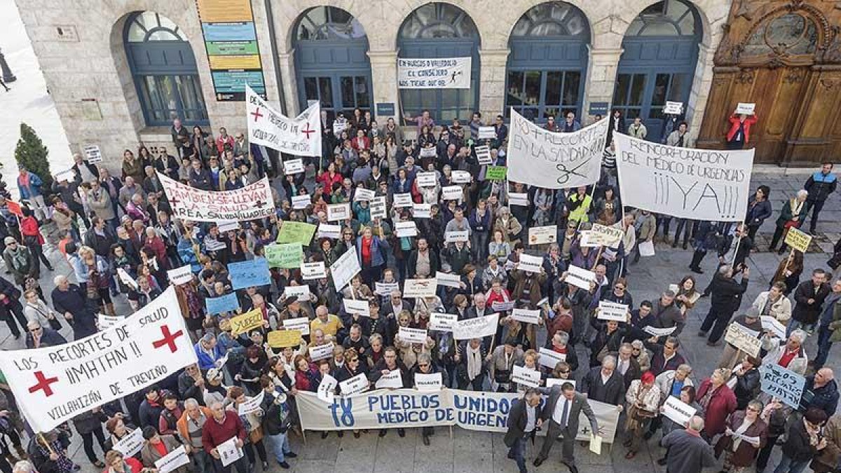 Más de 200 vecinos recibieron al consejero con pitidos y pancartas.-S. O.