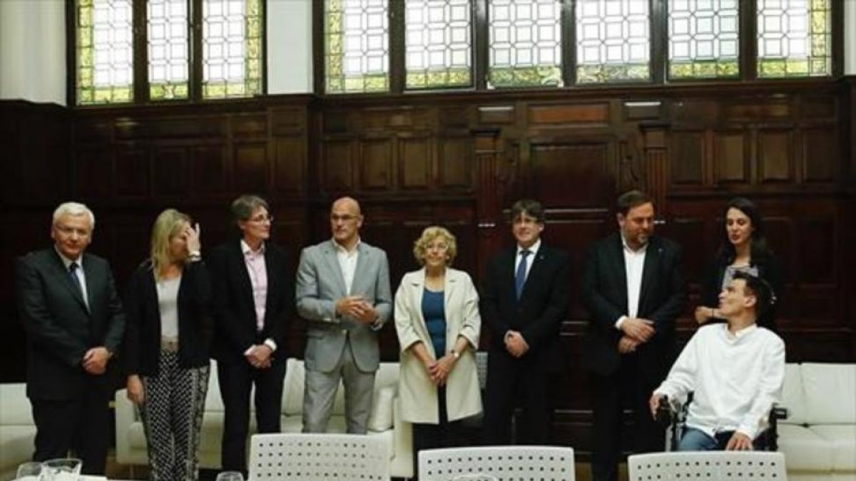 La alcaldesa Manuela Carmena posa con Puigdemont, Junqueras y Romeva, ayer, en Madrid.-JUAN MANUEL PRATS