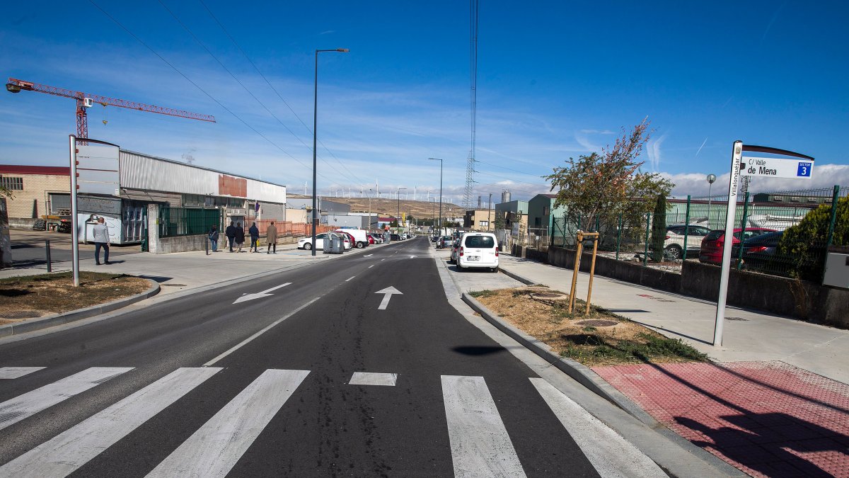 Calle Valle de Mena, en el polígono de Villalonquéjar, recién renovada. TOMÁS ALONSO