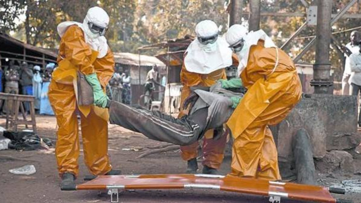 Sanitarios de la OMS retiran el cadáver de un enfermo de ébola en Guinea, el pasado enero.-Foto:   REUTERS / MISHA HUSSAIN