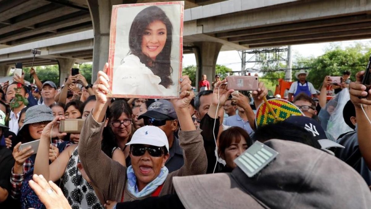 Seguidores de Yingluck Shinawatra, se manifiestan frente al tribunal que iba a emitir la sentencia. Seguidores de Yingluck Shinawatra, se manifiestan frente al tribunal que iba a emitir la sentencia.-REUTERS / JORGE SILVA